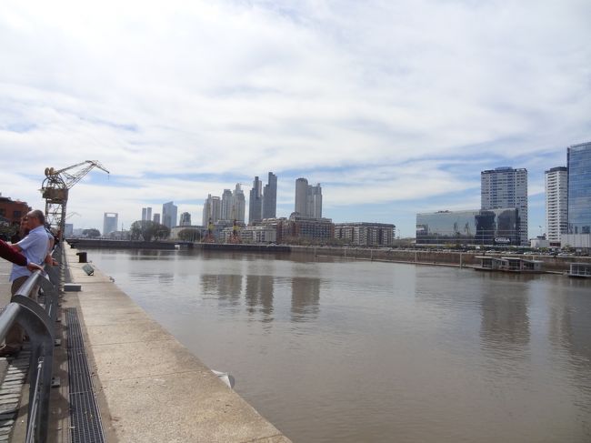 レストランはこの運河沿いにありました。<br /><br />遠くに高層ビルが見えて、都会的な雰囲気。