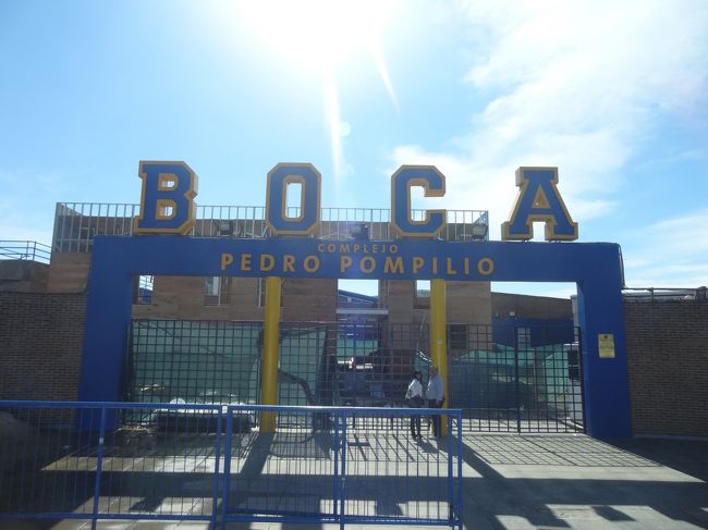 治安が良くないとのことで、残念ながらスタジアムは車内から眺めるだけ。<br /><br />アルゼンチンの青空に、青と黄色のポップなクラブカラーが映えます。
