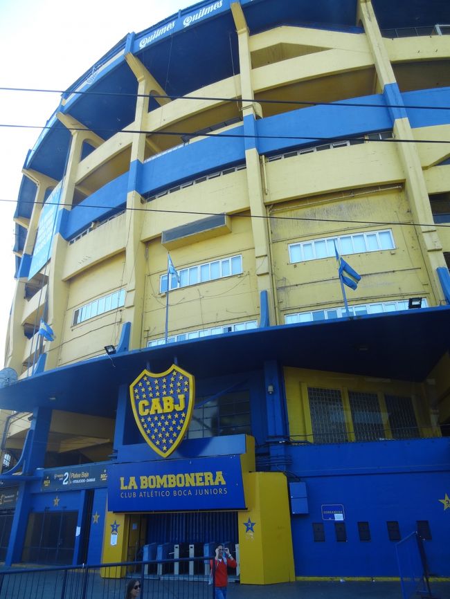 スタジアムの名前は、チョコレート箱を意味する「ラ・ボンボネーラ（La Bombonera）」。<br /><br />確かに、スタジアムを遠目から見るとお菓子の箱に見えるかも？