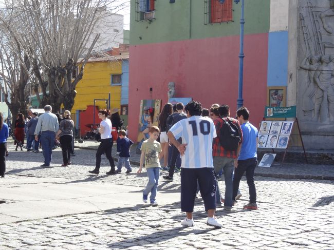 有名なマラドーナおじさんを発見。<br /><br />一緒に写真を撮るにはチップが必要だそうです。