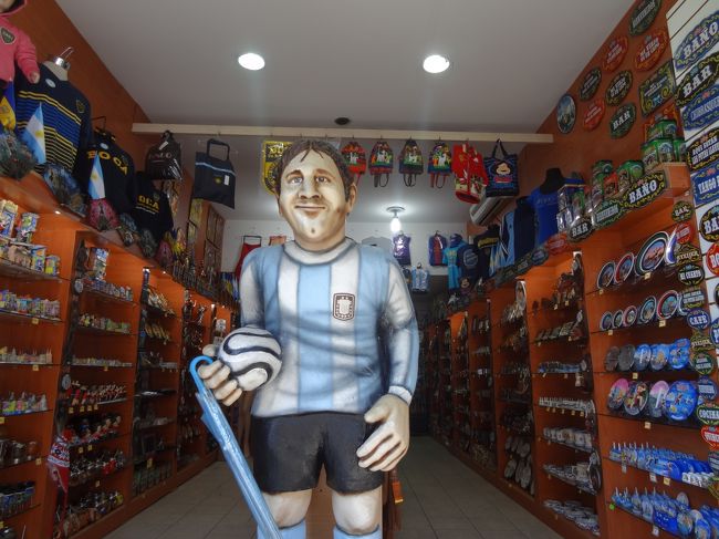 こちらはマラドーナがお出迎えするサッカーグッズのショップ。<br />そのうちメッシに代わったりするのかな。<br /><br />アルゼンチン代表やボカ・ジュニアーズのユニフォームも売っていました。