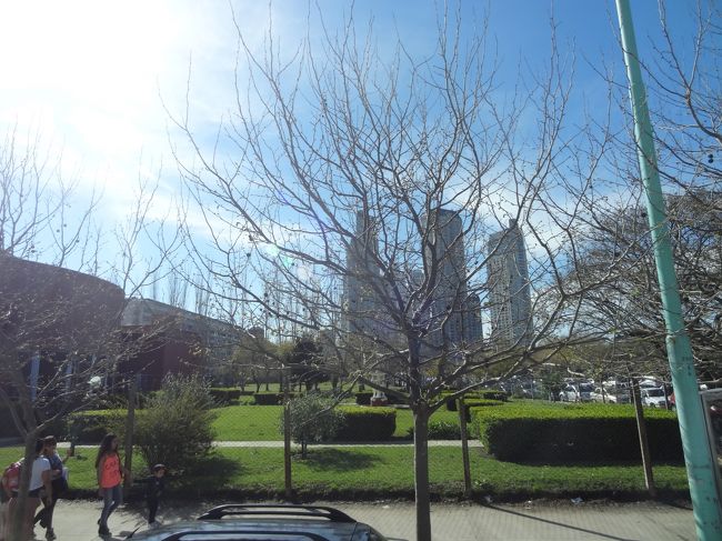 一方で、ちょうど木で隠れてしまっていますが、ブエノスアイレスには近代的な高層ビルも林立します。<br /><br />バスで5〜10分程の距離の中に、アルゼンチンの両極端を見た気がします。