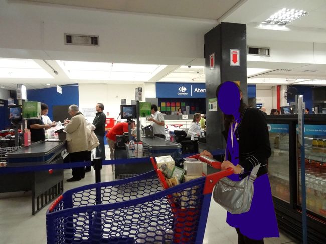 連れて行ってもらった先のは、【パティオ ブルリッチ】。<br />富裕層向けのショッピングモールだそう。<br />雨だからなのか、客層が限られているからなのか空いていて、入ったショップの店員さんもとても感じが良かったです。<br /><br />併設の巨大スーパーも広くて、見て回るのが大変だけど楽しい！<br />お土産用に、マテ茶、マテがブレンドされた紅茶、チョコレートなどを購入。<br /><br />ちなみにマテ茶は、お一人様6箱までと制限がありました。<br /><br /><br />その後はホテルに帰って爆睡してました。。