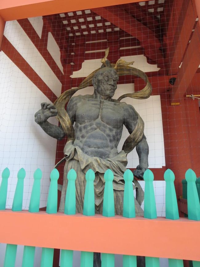 まずは、南大門の、すごい存在感の金剛力士像さまがたを♪<br /><br />こちらは「吽行」さまですね！