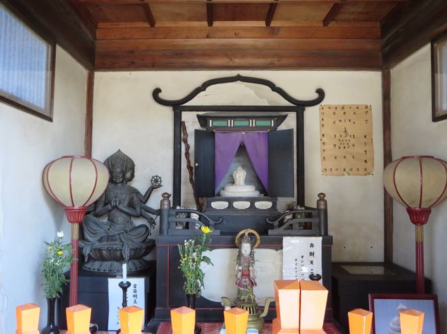 弁天堂の中には、秘仏の「宇賀神」がいらっしゃって、年に３日だけ、７月に開帳されるそうですが、なんとこの日、拝見できましたーヽ(^o^)丿<br /><br />白いヘビのお姿、見えますか？！宇賀神さまです。