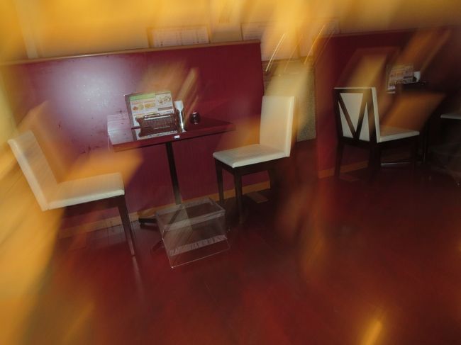 このお店は、サラダと煮物などが、バイキングでついています。<br /><br />店内を撮ったら、なぜかこんな幻想的になっちゃいました(^_^;)