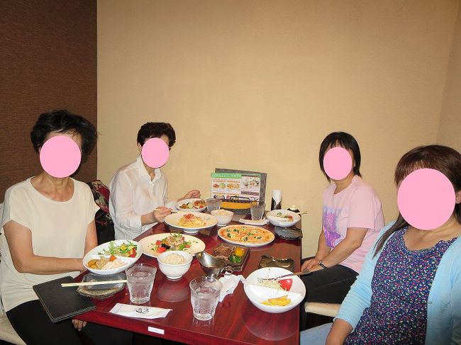 記念に、店員さんに、４人で撮ってもらいました♪<br /><br />１１月に、絵てがみの発表会があるそうで、決まったら教えて下さい！と、連絡先を交換して、お別れしました(*^_^*)<br /><br />そして、なんと会ったばかりなのに、マダム姉妹のお姉様が、皆の分をおごって下さったんです！<br /><br />ご縁って、不思議ですね♪<br />ちょっと時間がずれてたら、お会いしてなかったんですものね♪<br />本当に、素敵な１日になりました！<br /><br />