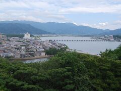 松浦川に掛る松浦橋が見られる。　手前の橋は舞鶴橋。
左遠くに見えるのは鏡山