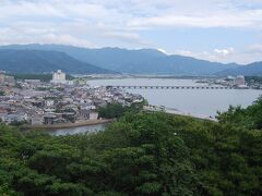 松浦川に掛る松浦橋が見られる。　手前の橋は舞鶴橋。
左遠くに見えるのは鏡山