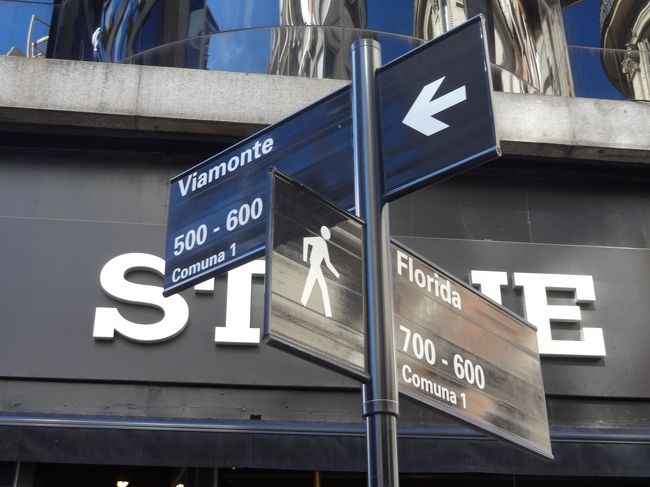 交差点には通りの名前の看板が出ているので歩きやすいです。