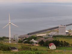 ８：００

出航まで少し時間があったのでタクシーで稚内公園へ行ってみました。

ＡＮＡホテルと北防波堤ドームを一望できます。

