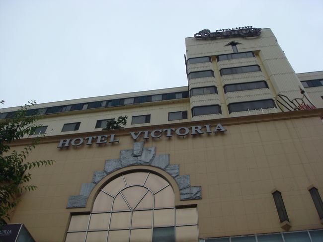 満席だったわりにはスムーズに入国でき、タクシーでホテルに向かいます。<br />27000Ｗ。<br /><br />今回お世話になるビクトリアホテル。<br />ホテルは古いですが、順次部屋はリフォームしているようです。<br /><br />タオルはあまりきれいではなかったですが、洗ってあれば気にしないので大丈夫。