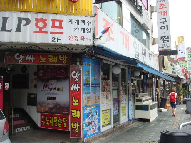 チェックインまで時間があるので、トランクを預けて繰り出します。<br /><br />駅まで本当に近いので駅周辺を歩いて、1食目のお店を探します。