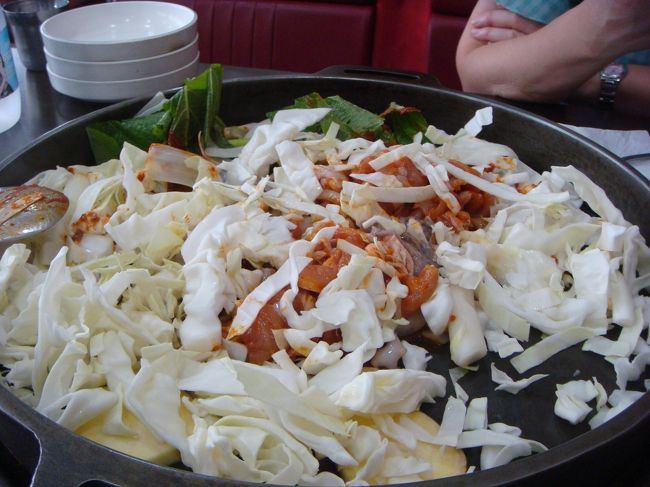 駅前の角にあったタッカルビのお店。<br /><br />ナッチタッカルビ（タコトリ肉炒め）を注文。