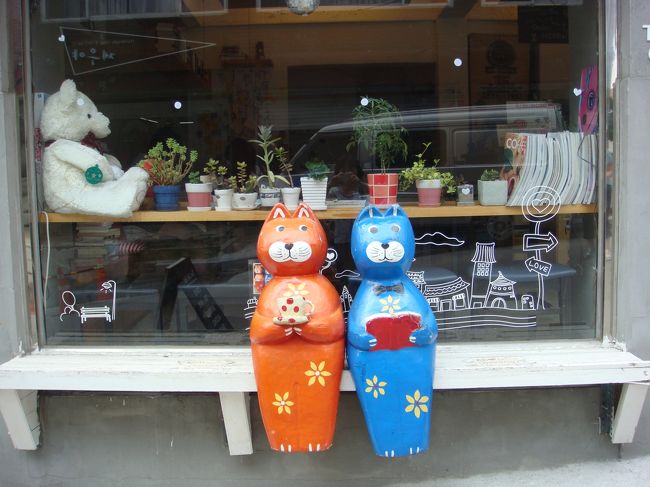 去年と同じ、向かいのお店のねこちゃん。