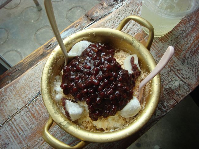 ミルクパッピンスを頼んだところ、韓国ドラマでよく出てくるラーメン鍋が出てきました。<br /><br />ふわふわミルク氷におもち、きなこ、あんこのトッピング。<br /><br />きなこのかき氷はまず食べたくないな〜と思ってた自分でしたが、いい経験ができました。