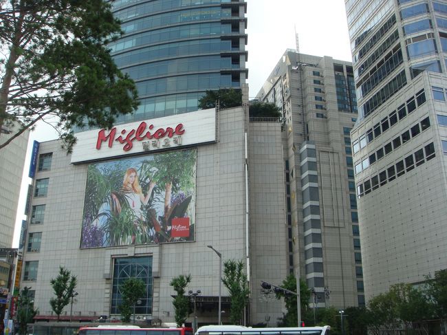 あとから合流予定の丸ちゃんから電話があり。<br /><br />「着いたよ〜」「ほーい、どこで待ち合わせ〜？」「３０分後ミリオレの前ネ〜」