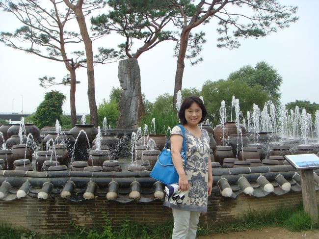 噴水まえにて。