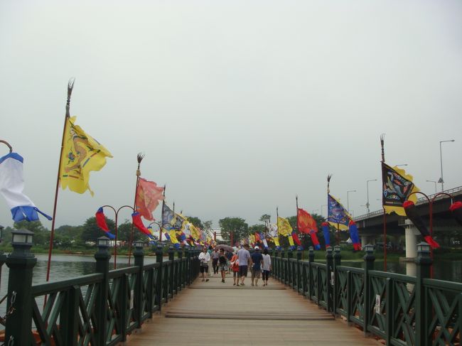 橋の両端には黄色や赤のカラフルな旗が飾られて韓国らしい雰囲気がよく出ています。