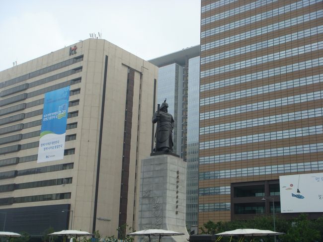 ３日目、ひろちゃん、マルちゃんは昨日の新羅免税店で大陸の人にのまれ消化不良。<br />で、東和免税店に。（こちらも同じく大陸の人がすごかったようでした）<br /><br />で、私は別行動で東和の近くの光化門前広場の地下にある、「セジョンイヤギ・チュンムコンイヤギ」に行くことに。