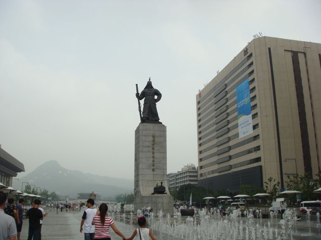 李舜臣将軍。<br /><br />セウォル号の追悼集会が行われてました。<br /><br />通りすぎるだけでも、胸が締め付けられました。