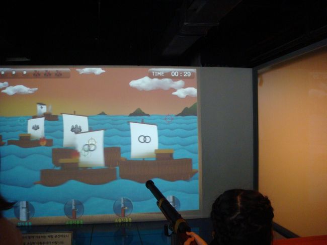 子供たちが大砲で敵艦を沈めるゲームをやってました。