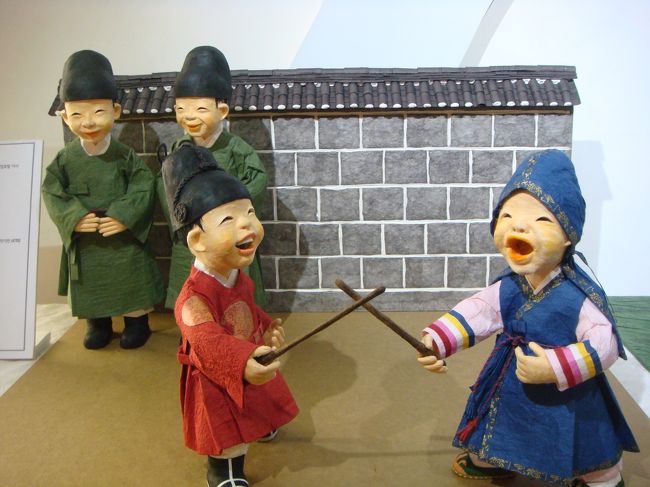 一通り見終わって待ち合わせ場所の教保文庫に向かいます。<br /><br />向かう途中、創作人形が展示されてました。