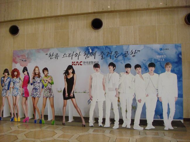 出国ゲート前にありました。だれでしょう。<br /><br />駆け足のソウルさよならです。<br /><br />このあと羽田空港では滑走路に落雷があり、飛行機の着陸時間が遅れ、帰宅の足に影響がありました。<br /><br />つたない旅行記、最後まで見ていただきありがとうございました。<br /><br />