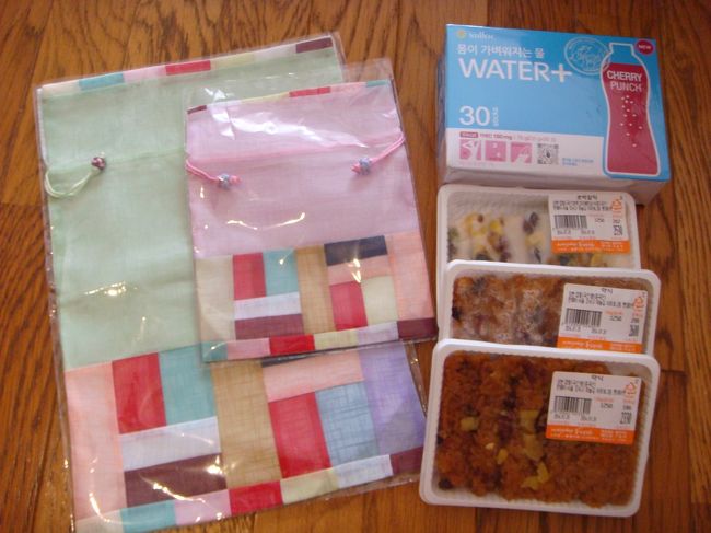 左のポシャギ、広蔵市場で購入。大５０００Ｗ、小３０００Ｗまけてもらって７０００Ｗ。<br /><br />右上、「体の軽くなる水」。運動の時飲むと汗がよく出るようです。<br /><br />おもちやヤッシッ。