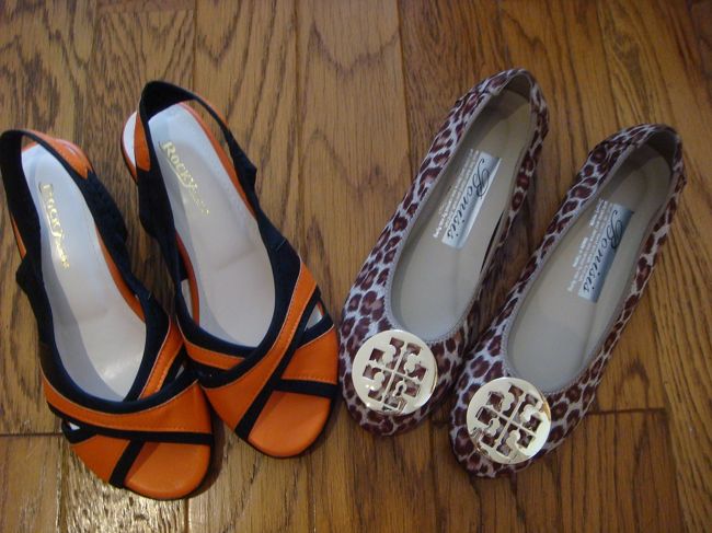 左　　東大門駅中で、１００００Ｗ。<br /><br />右　　東大門靴卸市場で、２００００Ｗ。<br />