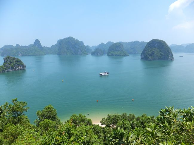 【街歩き・サイクリング編】<br /><br />http://4travel.jp/travelogue/10912427<br /><br />　表紙の写真は　ハロン湾【ティートップ島】中腹からの眺望です<br />この島の頂上への段差は心臓破りデス！<br />下の方に少し砂浜が見えますね<br /><br />ティートップ島の頂上に行くためには別料金が取られます。<br />ベンタウズーリックで遊覧船のチケットを買う時に説明を受けていました。<br /><br /><br />