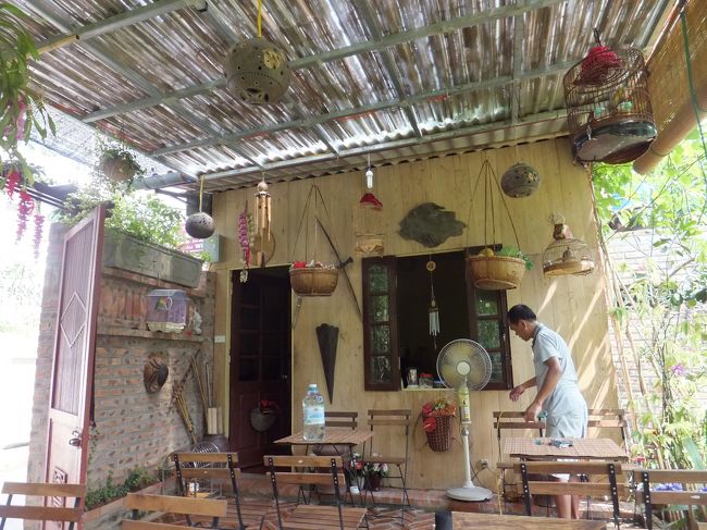 【Ｋｕ　ｏｉ　Ｑｕａｎ】<br /><br />　お客が入ってきたので、扇風機を用意していただいております。<br />　写真の方がマスターの　Sinb さんです<br /><br />　すんごい親日家で、私が「トイラングイニョ（日本人です）」といったら、大喜びで、ハグされるかと思いました。<br />　興奮した口調でいろいろ話してくれますが「トイホンビッティンベ（ベトナム語は分かりません）」と言っても、お構いなしです。<br />　（通じていないだけカモ）<br />