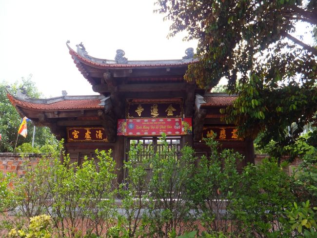 【Ｋｕ　ｏｉ　Ｑｕａｎ】<br /><br />このカフェへは、この　金連寺　が目印になると思います<br /><br />金連寺前の道は一本道ですが、車は入り込めそうもない道幅です。<br />この一本道をこのまま進むと【Ku oi Quan】にたどり着けます。<br /><br />そのまま進むと、行き止まりになってしまいます。<br />車でのUターンはできそうもありません。<br /><br />私の場合はホテルからレンタルした自転車でサイクリング中に道に迷って偶然発見したカフェです。<br /><br /><br />今回の旅行記のＴＯＰへジャンプ<br />http://4travel.jp/travelogue/10910907<br />