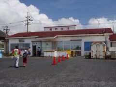 実際の飛行時間は9分程度でした。喜界島空港に到着。小さな空港ですが、1日に鹿児島行きが3便、奄美大島行きが3便あり島の重要な交通拠点です。