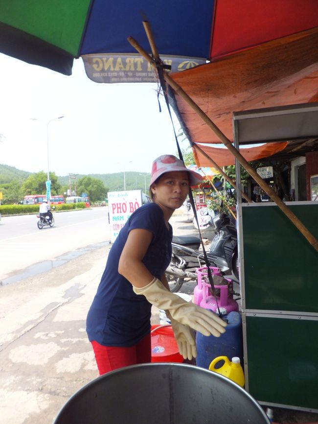 ハロン湾バイチャイバスターミナル近くのバインミー屋さん<br />【NUOC GIAI KHAT】の方です<br />とてもお茶目な方で、さんざんからかわれました<br />その仕返しに、驚かしてその瞬間の写真です