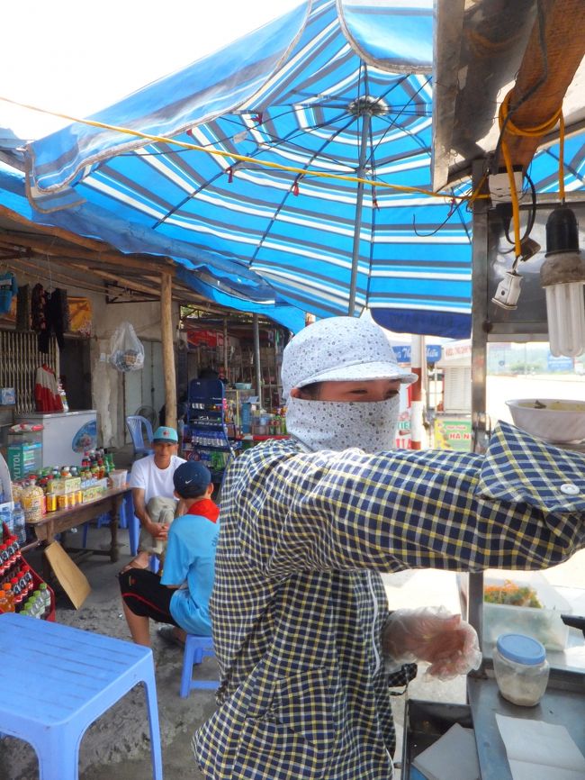 ハロン湾バイチャイバスターミナル近くのバインミー屋さん<br />【NUOC GIAI KHAT】の方です<br />実際にバインミーを作ってくれている方です。<br />ものすごい恥ずかしがりで、やっとこの一枚の許可をもらいましたが、<br />最後までマスクは外してくれませんでした。<br /><br />【NUOC GIAI KHAT】の詳細は【食事編】で<br />http://4travel.jp/travelogue/10911601