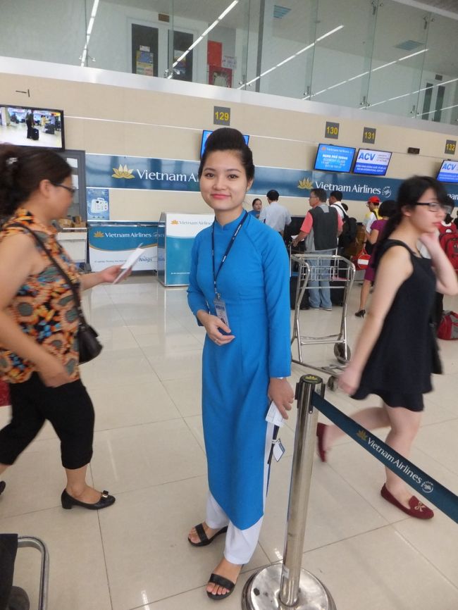 ハノイ・ノイバイ空港<br />新ターミナルの案内係の方です<br />この方にＥ−チケットの確認をしていただくと、<br />「羽田行のチェックインカウンターは、旧ターミナルよ！」と言われ<br />旧ターミナルまで戻ります。<br /><br />今回の旅行記のＴＯＰへ<br />http://4travel.jp/travelogue/10910907