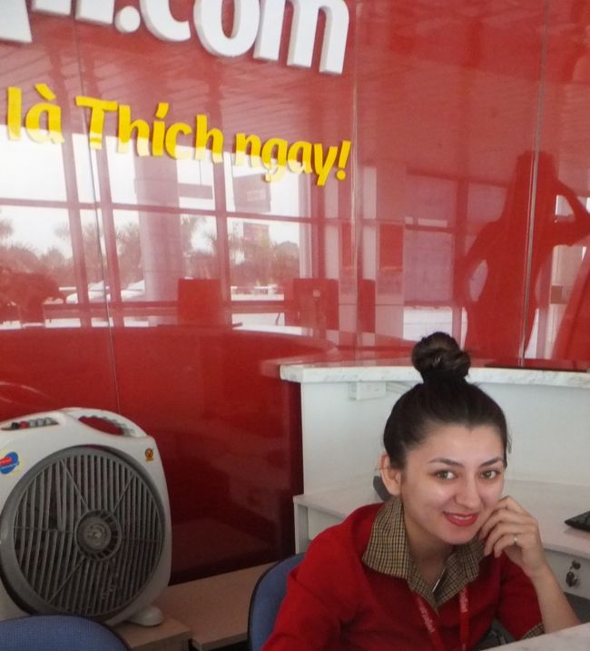 ＬＣＣ　ベトジェットの案内係の方です<br /><br />旧ターミナルと新ターミナルの連絡通路の中間にこの案内所があります<br /><br />ベトジェットの日本語サイト<br />http://www.airinter.asia/<br />