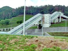 帰りの車窓から、平尾山公園のエスカレータが見えました。
ここは、高速道路から直接アクセスできる全国で３番目のハイウェイオアシスとして、平成６年に開園した「自然体験フィールド・パラダ」。
ふわふわランドやバンジートランポリン・バッテリーカー・スーパースライダー・アスレチックなど、子供たちのパラダイスで、一日中楽しく遊べるそうです・・・今度、孫と来て見ようかな。

雨の心配をしていたのに、傘の出番は全くなく、清々しい高原で綺麗な花を見ながらの散策は、最高でした。
今回とは違う花に出会えることを楽しみに、季節を変えて、また訪れたい「湯の丸高原」です。