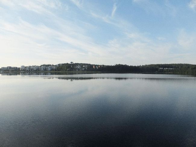 ■2014.7.19<br />　朝5時過ぎ、ホテルを出て散歩に出かけた。いかんせん、「すでに明るい」「治安も良い」「なにより暑くない」という条件が整えば、出歩く以外に方法はない。まずは高台へ行き（展望はあまり良くなかったが）、市街地へ降りてからは湖のほとりまで行ってみたりした。内陸であるが大きな湖があるため、カモメのような鳥がニャーニャー鳴いており、なんだか海辺にいるような錯覚に陥ってしまう。<br /><br />＠今日も天気が良い