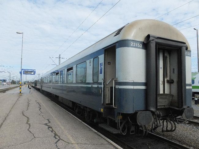 　ヌルメス行に比べると比較的ゆっくり走っているように感じられたので、キロポスト間を図ってみると43秒であった（＝時速83.7キロ）。もちろん、走行音は「ガタンゴトン」である。<br />　8時半を過ぎ、右手に数えきれないくらいの旧型客車やSLが現れ（SLだけでも両手で数えきれないくらいである）、ハーパマキに到着した（逆光が強かったため写真撮影は不可能であった）。思わず、ヴァーサに行くのを諦めて途中下車しようかとも思ったが、次の列車が来るまで3時間もあるため断念した。<br />　その後も長閑な風景の中を走り続け、少しずつではあるが人工物が増えていき、地形も平らになっていき、セイナヨキには定刻の10時21分に到着した。<br />　続いて乗車するのは、港町であるヴァーサ行の列車である。4両の客車は、すでに入線していた。<br /><br />＠やはり客車の方が良い