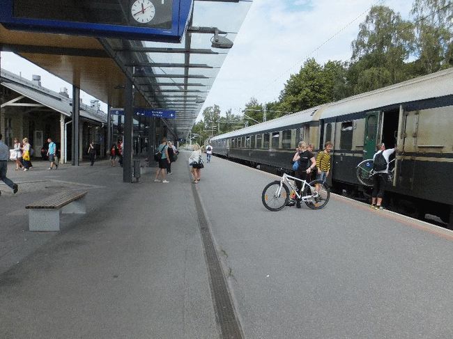 　ヘルシンキ行のICが遅れており、それとの接続を取ったため、同駅を定刻から9分遅れの10時47分に出発した。<br />　ただしこれまでと同様に、フィンランド国鉄（VR）の時刻は元々余裕をもって作られているので、駅に停まるごとに少しずつ回復していくはずである。予想通りに遅れは少しずつ減っていき、終着のヴァーサに到着したのは定刻から3分遅れの11時39分であった。<br /><br />＠ほとんどすべての列車に自転車を持ち込むことができる