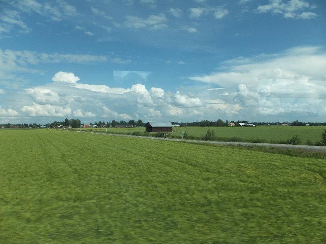 　高いんだか安いんだかわからない（現地感覚で言えば安上りで、私の普段の感覚からすればやたら高い）昼食を食べた後は、散策して近場にあった教会や広場を見てから駅へと戻った。12時20分発の列車に乗り込み、13時18分にセイナヨキに戻ってきた。<br /><br />＠セイナヨキへ戻る