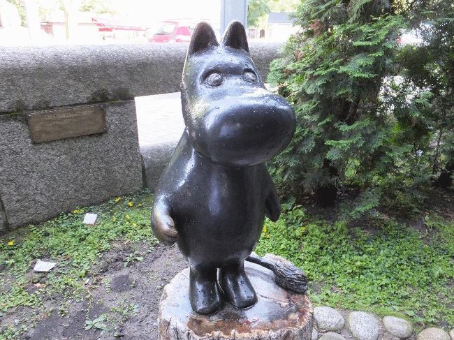 　13時38分に出発し、やはりこれまで同じくぼんやりと車中を過ごし続けた。途中、理由は不明であるが徐行運転の区間があり、タンペレに到着したのは定刻から24分も遅れた15時20分であったが、問題はない。というのも、今日はここでいったん終了だからである。<br />　一昨日は20時過ぎ、昨日も19時過ぎまでレイルパスを最大限に活用するために鉄道に乗りまくっていた私がなぜこの時刻に乗り終えてしまうのかというと、普通に観光をするためである。いくら私が鉄道旅行を中心にしているといっても、その国に行って「外せないもの」くらいは見てくることにしている（ノルウェーに行った際にムンクの『叫び』を観に行ったように）。そしてここフィンランドで欠かせないのは、やはりムーミンであろう。<br />　駅から歩くこと20分強で、ムーミン博物館に到着した。やはり、日本人観光客が多いようである。<br /><br />＠この銅像は博物館ではなく、図書館に併設されている売店の近くにあるもの