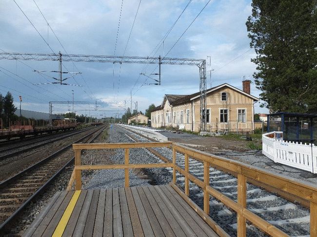 　ムーミンを堪能した後は、工業都市でありレンガ造りの建物が多いタンペレの市街地を適当に散策して、駅へと戻った。駅構内で名も知らぬ無線LANが飛んでいたのでそれを使ってネットをし、翌日のホテル入館コードをメールで取り込んだりした（明日は、ここタンペレにある「オメナ」に泊まることになっている）。<br />　さて、これからは鐡旅をちょっとだけ再開することとなる。行先はノキアである。そう、あの携帯通信事業で一世を風靡したノキアである。<br />　ポリ行の列車は7両編成であったが、前方にある新しい3両は使用不可であった（回送か何かであろうか）。後方の車両に乗り込み、定刻から10分遅れの18時17分に出発し、約18分後にノキア駅に到着した。<br />　せっかく来たのはいいが、工事中であり、駅舎まで行くことができないではないか。<br /><br />＠右手にあるのがノキア駅舎