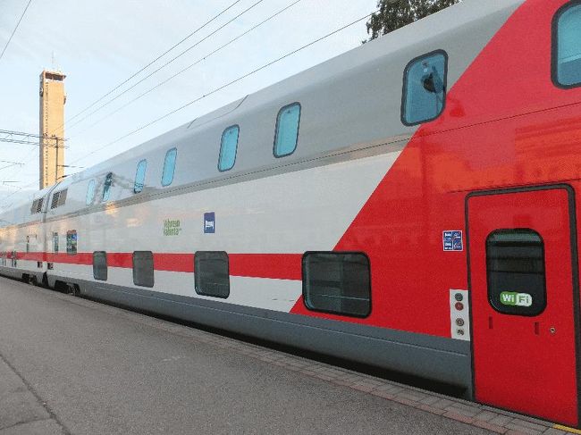 　3本のうち2本を平らげてから、駅へと向かった。そろそろ、ロヴァニエミ行の列車が入線するためである。<br />　通称「サンタクロースエクスプレス」は、フィンランドを代表する列車であり、観光ガイドブックなどでも紹介されているものである。これだけはどうしても乗っておきたかったので、今回は日本の代理店を通して、デラックスクラス（トイレ・シャワー付）の下段を予約してある。<br />　21時45分頃、列車が入線してきた。ロシアと共通の広い軌道を活かして、車両自体も巨大である（米国のアムトラックのようである）。2階建て車両であり、2階の部分だけでも2段ベッド（つまり実質4段ベッド）である。日本の狭軌では、どうやっても不可能であろう。<br /><br />＠今日の寝床
