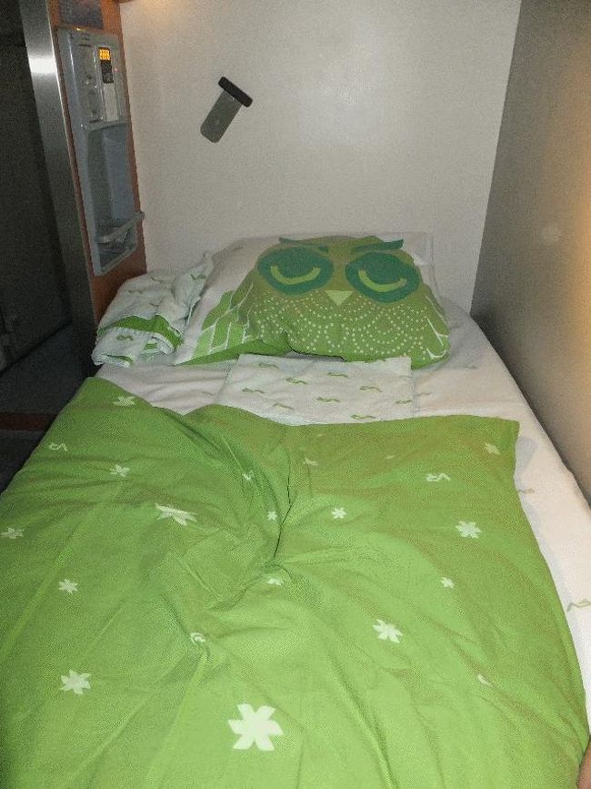 　シャワーを終えた後は、タンペレ市内のスーパーで買った焼魚と、ビールの残り1本で締めた。それが終われば、あとはもう寝るだけである。<br />　シーツはVRの車両の塗装で多用されている動物シリーズのもので、枕はフクロウであった。<br /><br />＠室内全体の写真を撮りたいところだが、上段に人がいるため断念