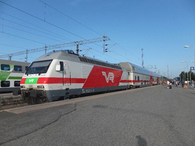 　起床していることの確認であろうか、車掌がドアを開けて何やら言っていった（フィンランド語のため判読できず）。次第にゆっくりとなり、ロヴァニエミには定刻より7分早い7時29分に到着した。<br />　昨晩は乗り込むことで精いっぱいだったため、ここで改めて編成の確認をした。電気機関車を先頭に、寝台車（2階建て）8両、座席車、食堂車、座席車2両とあり、最後に2階建て車両と同じサイズの巨大な荷物車が3両連なっていた。この列車はこの先のケミヤルヴィまで行くのであるが、荷物車だけはここで切り離されてしまった。<br /> 　ほとんどの乗客が降りてしまい、ケミヤルヴィまで行こうとしている人はほんのわずかである。<br /><br />＠無事到着