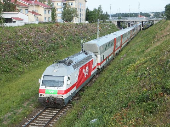 　さて、ここで2時間ほど時間がある。かといってサンタクロース関連の施設へ行くような興味もないし（そもそもまだ開館している時間ではない）、普通に市内を散策するだけである。<br />　駅を出て右手へ歩き始めると、いきなり鐡ネタとしてSLに出くわした（「鐡優フィンランド」再び）。その後しばらく線路に沿って歩いていると、先ほどまで乗っていた列車がケミヤルヴィ方面に向けて走り去って行くのが見えた。<br />　本心からすれば、行けるところまで（終着駅まで）乗りたいところであるが、ケミヤルヴィまで行ってしまうと、戻りの列車が夕方までない＝レイルパスをほぼ1日分無駄にしてしまうので、仕方なくロヴァニエミで降りることにしたのである。しかし、もしケミヤルヴィが「欧州最北の駅」とかであれば悔いが残るが、そういうわけでもないので、特に言うほど残念でもない。<br /><br />＠よって、普通にお見送り