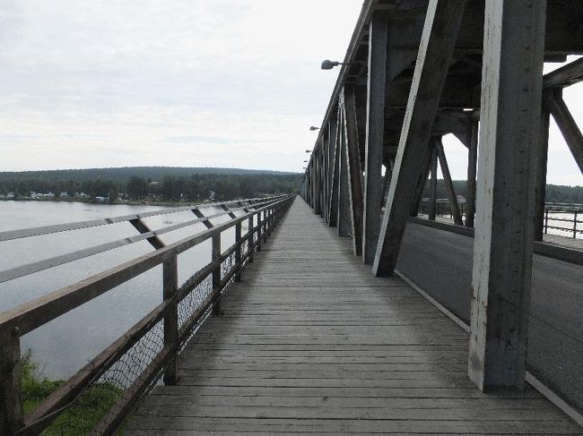 　そのまま歩き続け、目的地であった教会の写真を撮り、続いてケミ川を渡った。<br />　なおこの川を渡る橋であるが、上段が鉄道となっており、その下に車用の道路、そして両脇に人道があるという珍しい構造である。しかも、人が歩く部分は木製（木の板）である。果たしてこれが鐡ネタに入るかどうかは微妙ではあるが、個人的には、他ではあまり見られないもののように思える。<br /><br />＠それとも、欧州ではよくあるのでしょうか